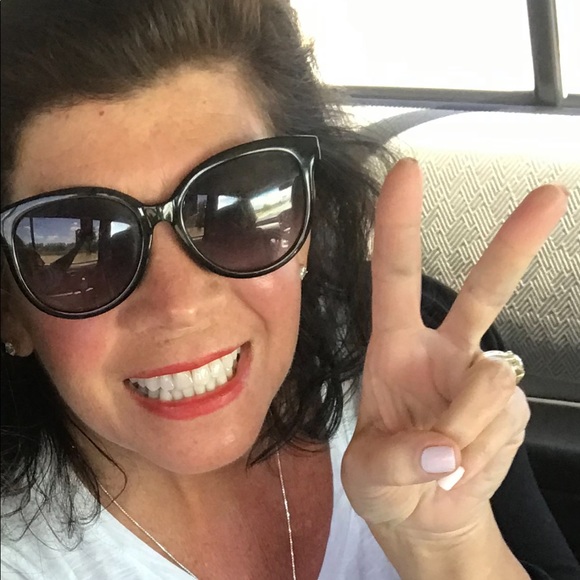 Meet your Posher, Julie - Picture 3 of 4